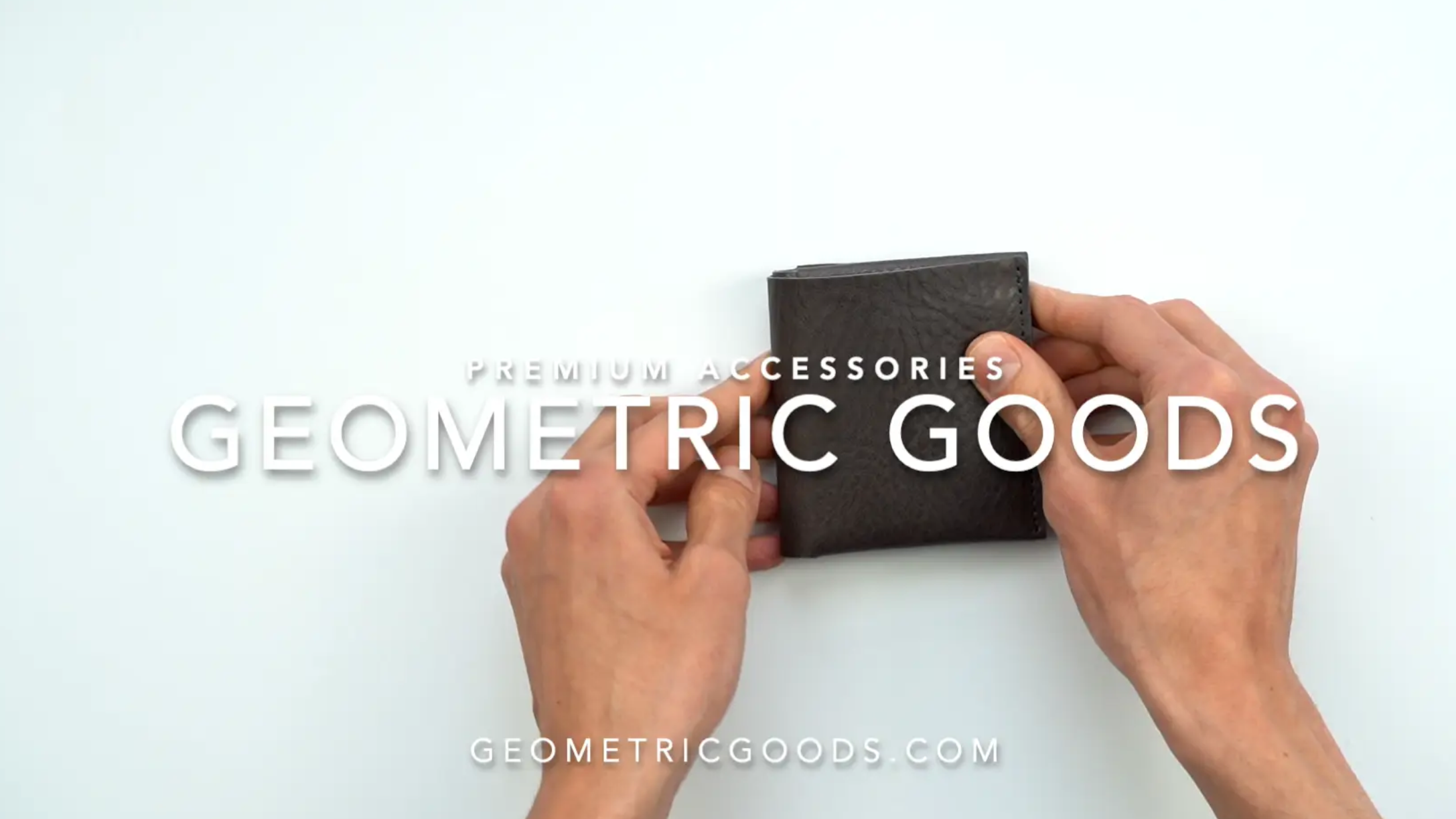 Video laden: how to use leather wallet for AirTag