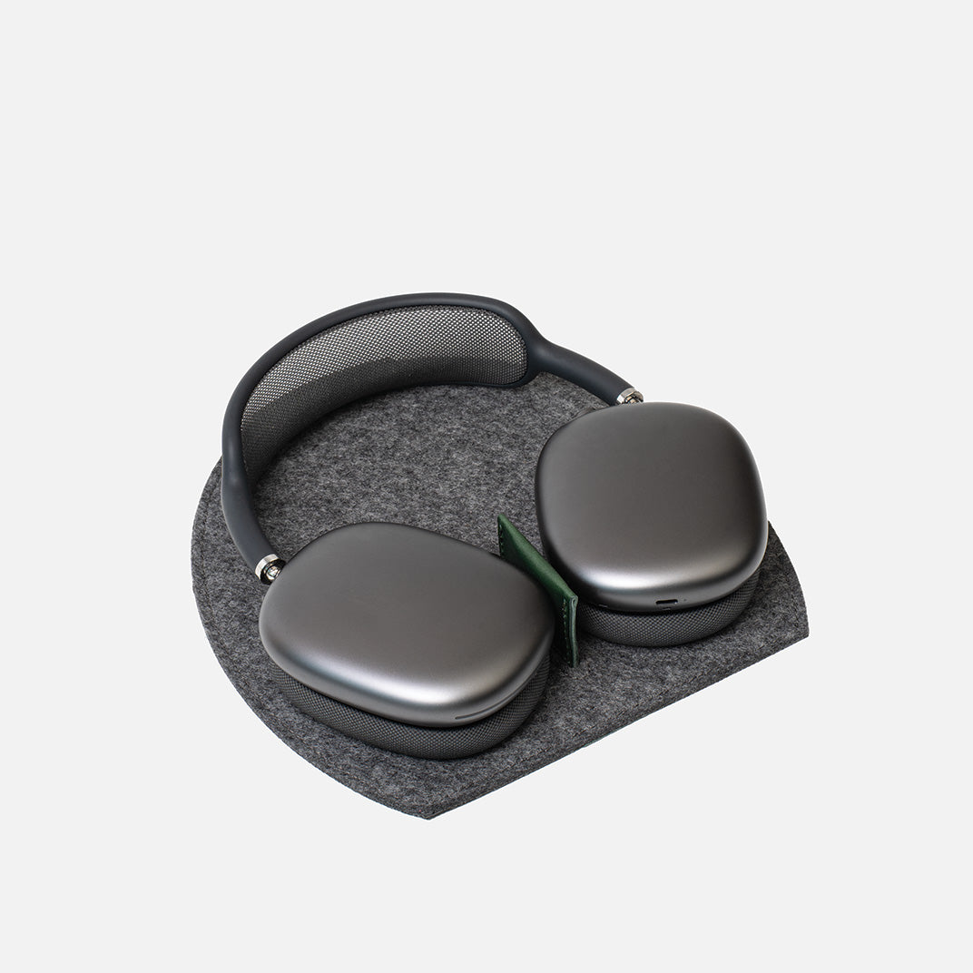 AirPods Max on charging station 2.0 in grey wool felt with green leather divider – headphone stand with low power mode