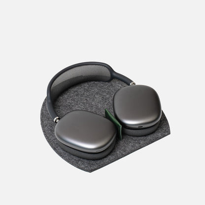 AirPods Max on charging station 2.0 in grey wool felt with green leather divider – headphone stand with low power mode