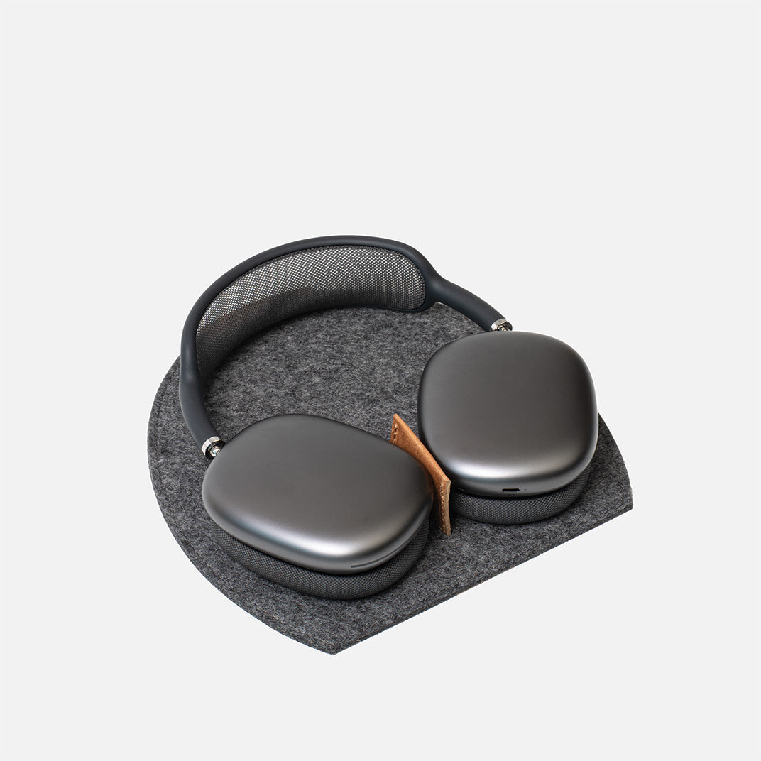 AirPods Max on headphone stand 2.0 in grey wool felt with tan leather divider – charging station with low power mode