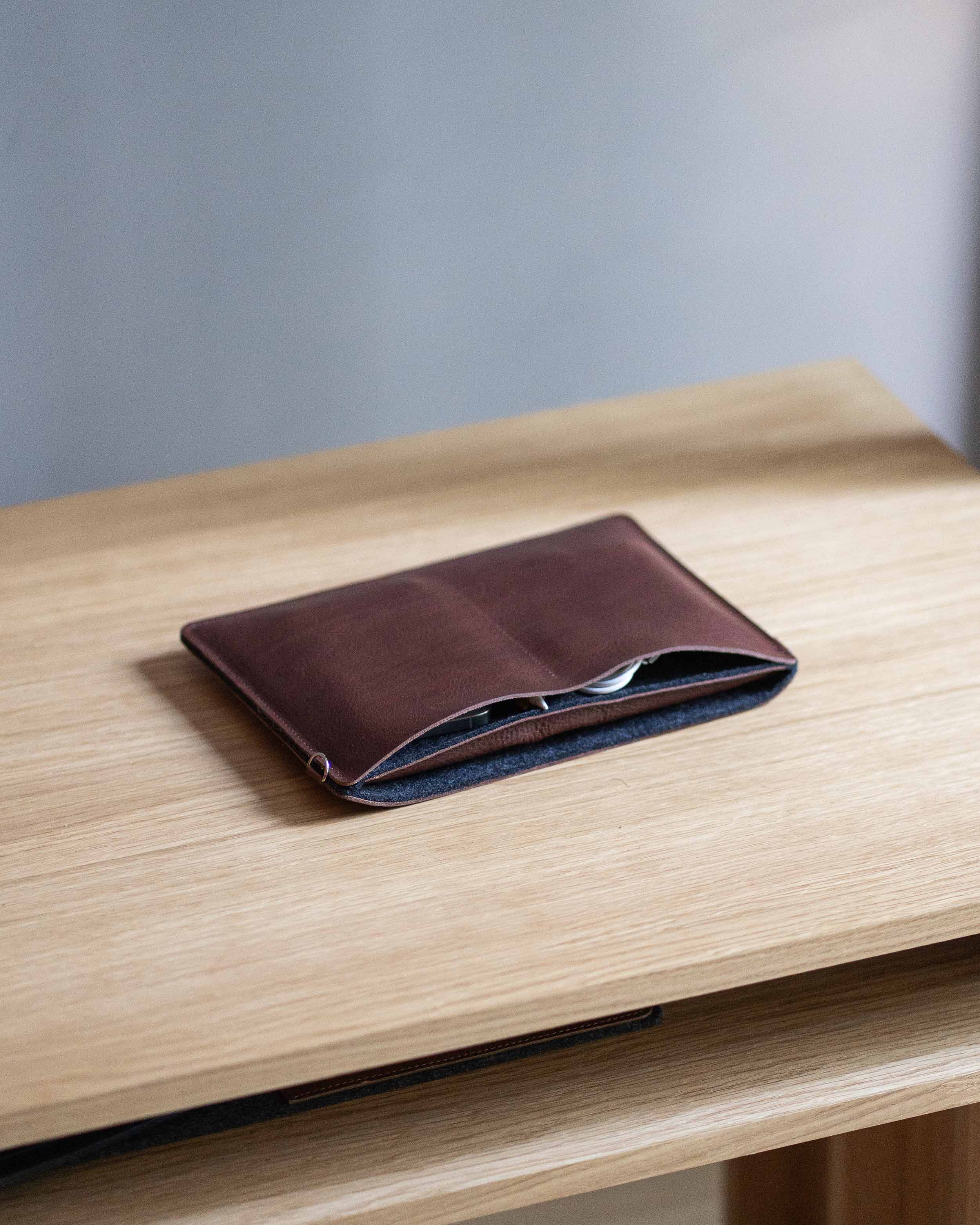 Leather Bag Sleeve for iPad The Minimalist 4.0 side view