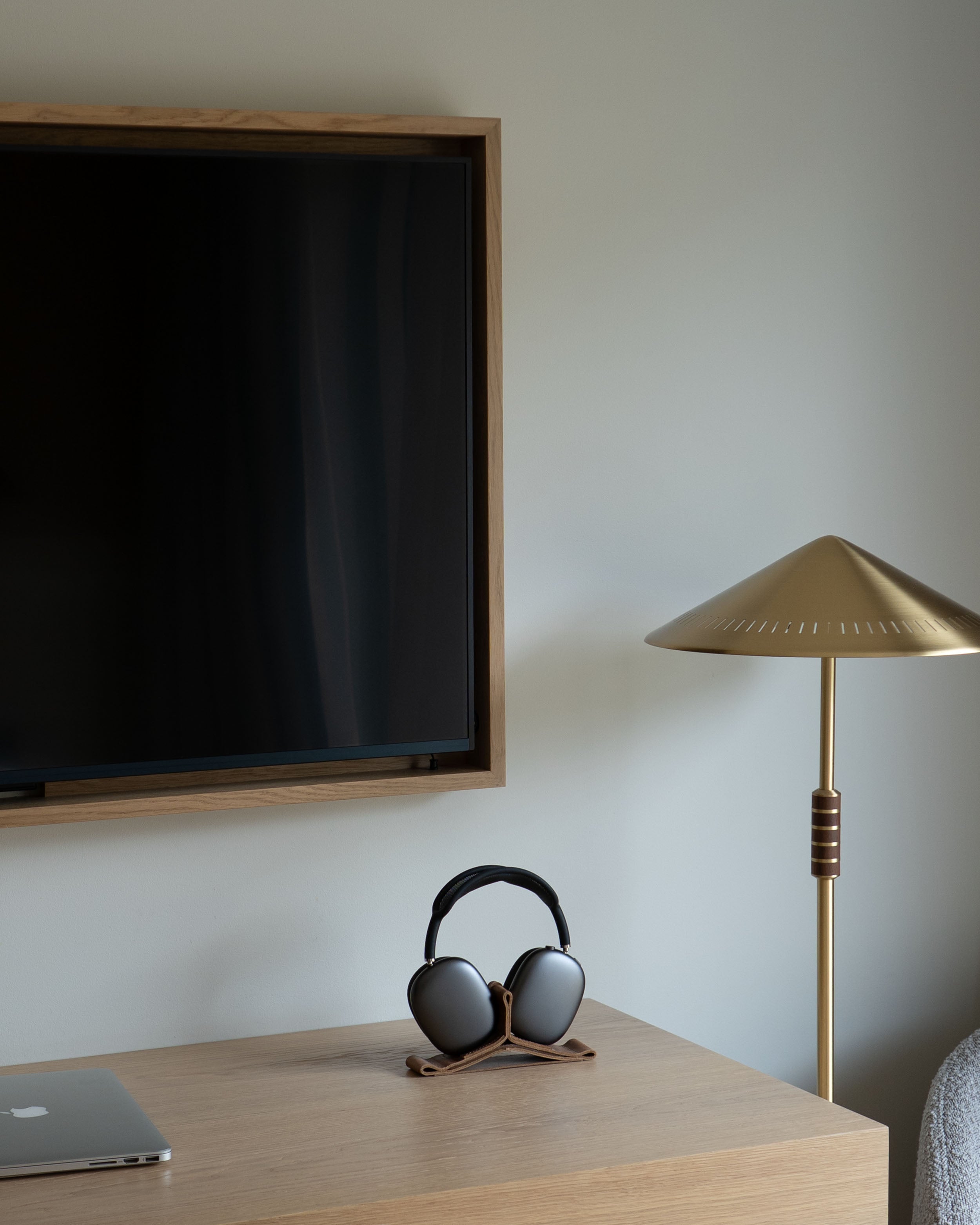 Leather Stand for AirPods Max side view