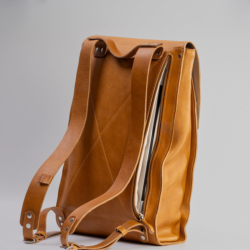 Leather laptop backpack - The Minimalist (Camel)